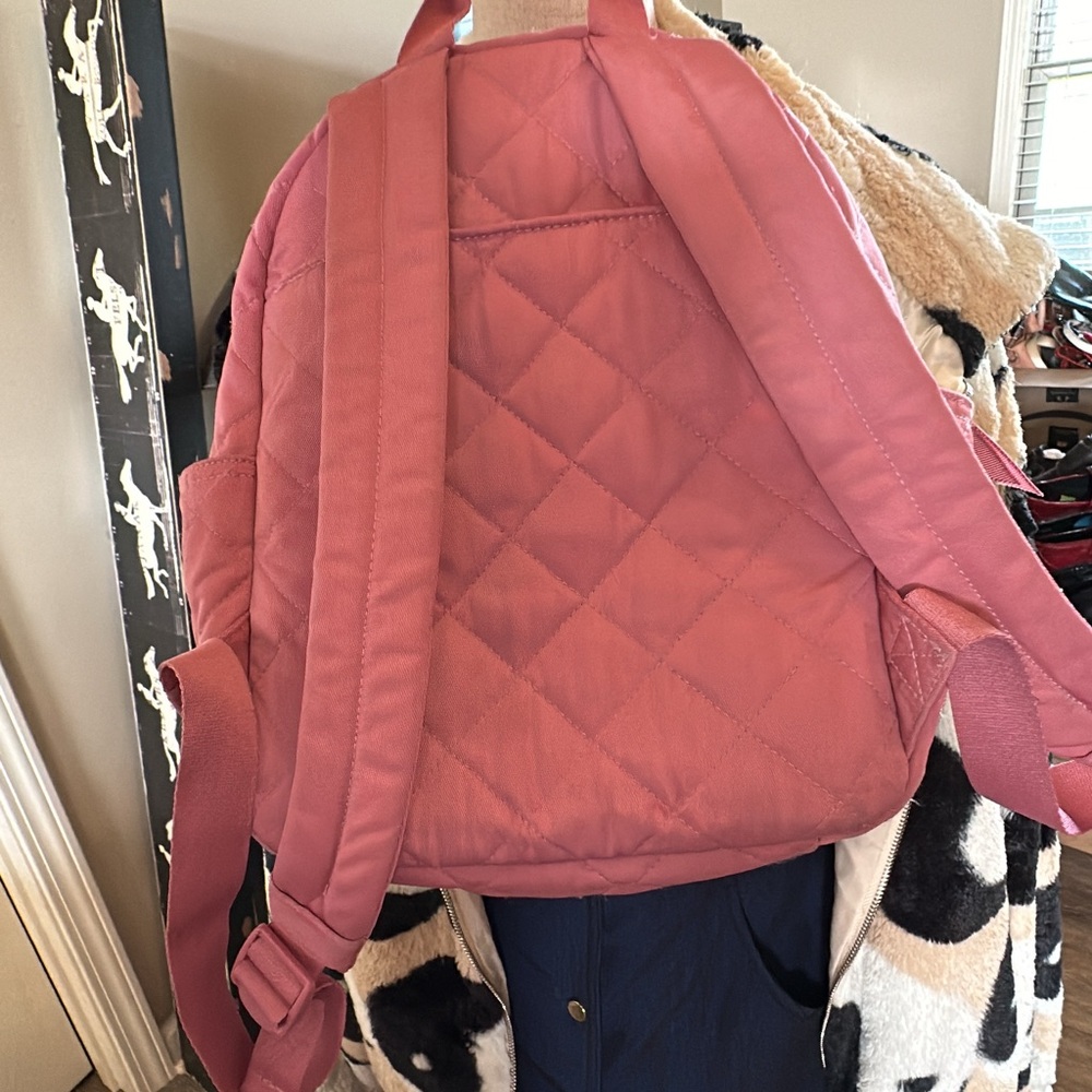 Good condition Vera Bradley Performance Twill in Strawberry Ice Color. - Picture 3 of 9